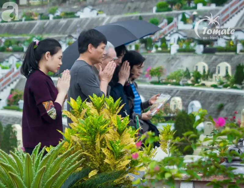 Gia đình cùng nhau thể hiện lòng thành kính trong ngày tảo mộ