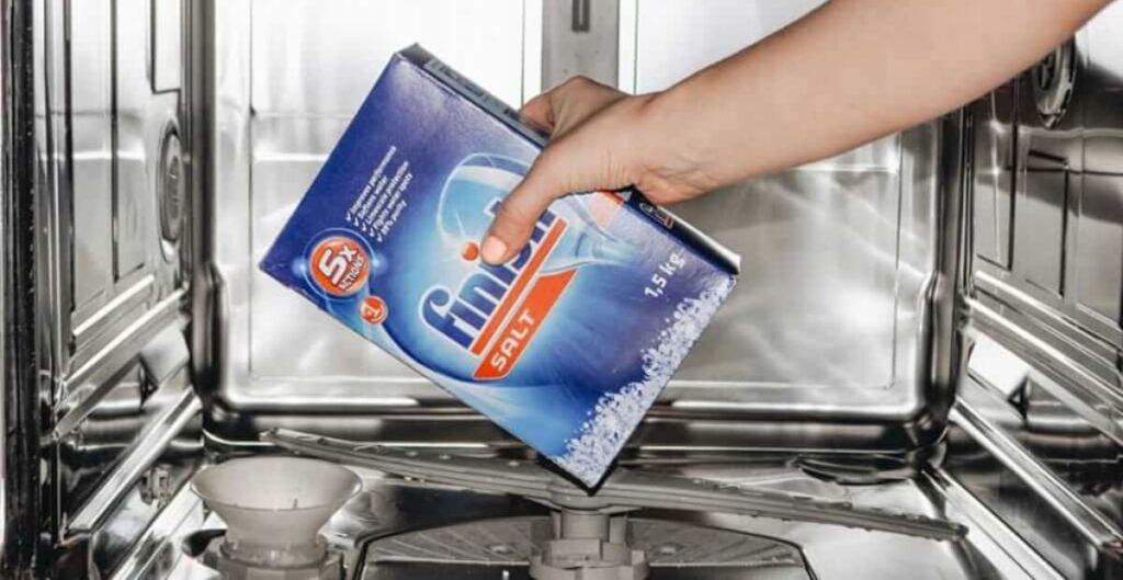 Tư vấn dùng viên rửa bát có cần dùng muối nữa không? 4 tác dụng của muối rửa bát