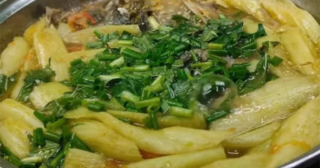 canh cá nấu dọc mùng dứa