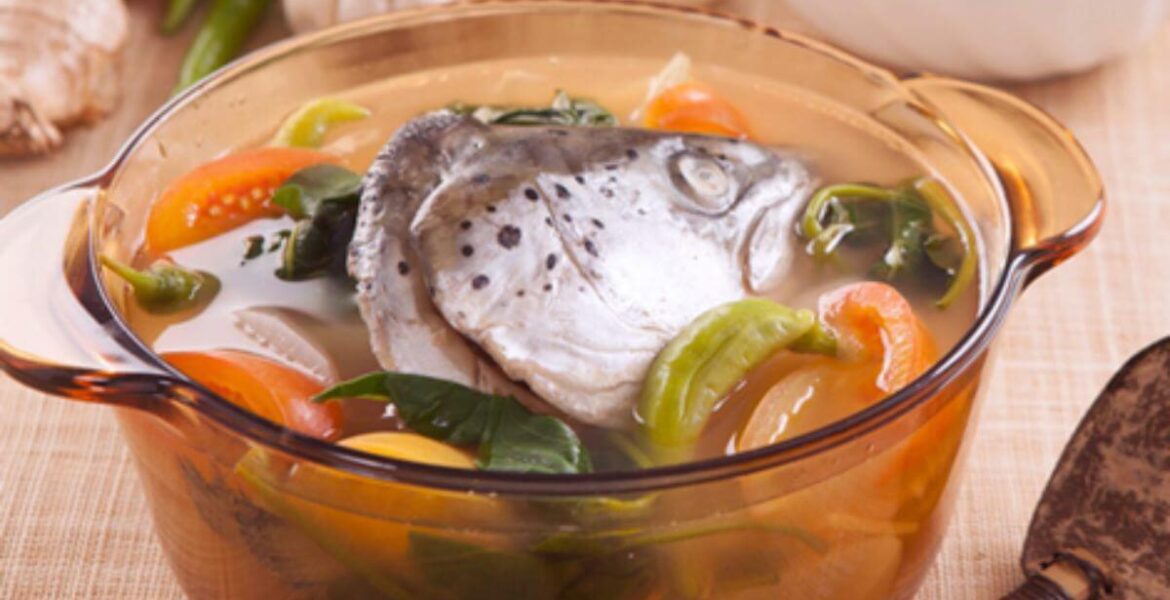 canh đầu cá hồi nấu dứa