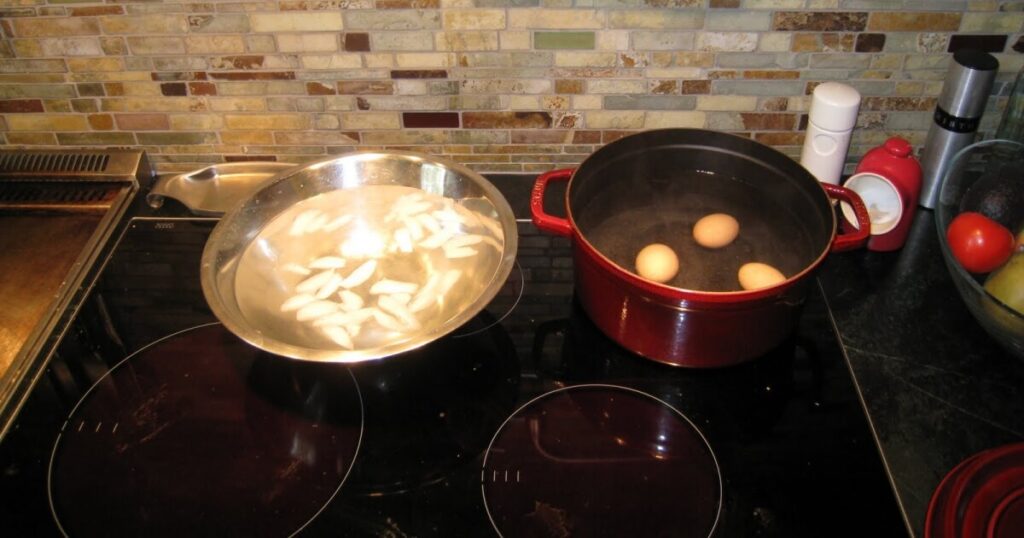 Giải đáp luộc trứng bằng bếp từ bao nhiêu phút, công suất ra sao? 4 luộc trứng bằng bếp từ bao nhiêu phút