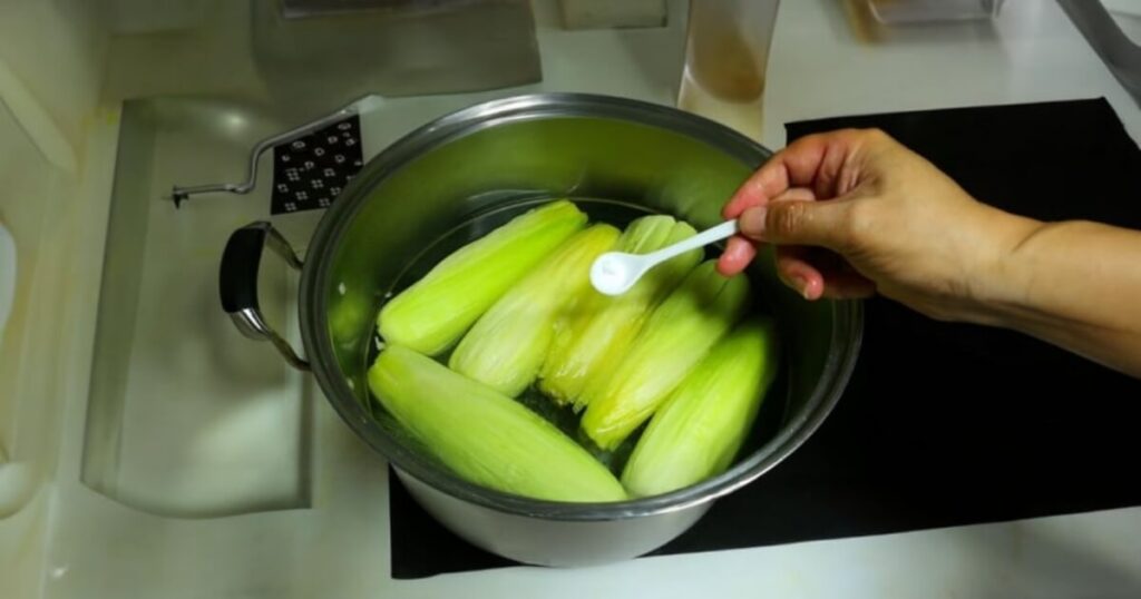 Cách luộc ngô bằng bếp từ chín đều, không cháy 3 cách luộc ngô bằng bếp từ