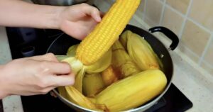 luộc ngô bằng bếp từ