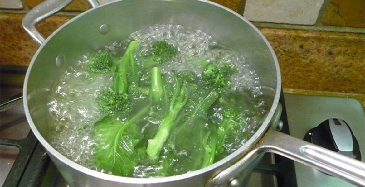 luộc rau bằng bếp từ