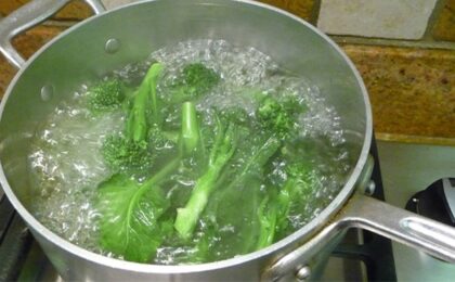 luộc rau bằng bếp từ