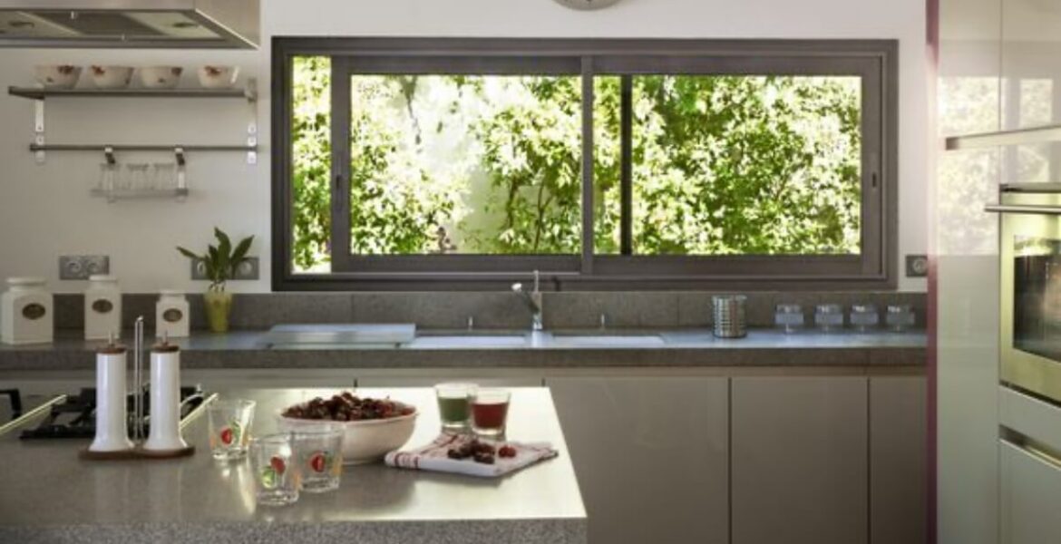 mẫu nhà bếp có cửa sổ