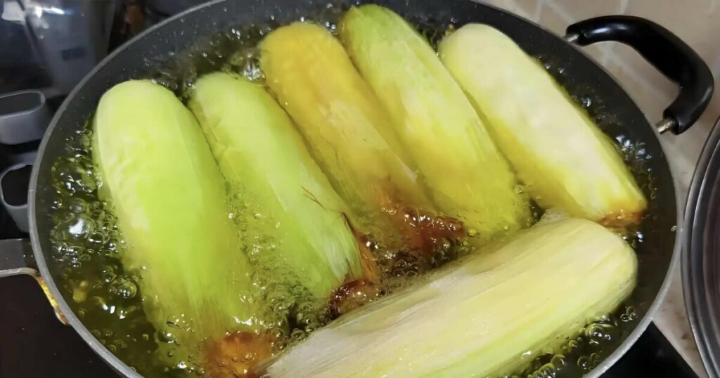 Cách luộc ngô bằng bếp từ chín đều, không cháy 2 mẹo luộc ngô bằng bếp từ